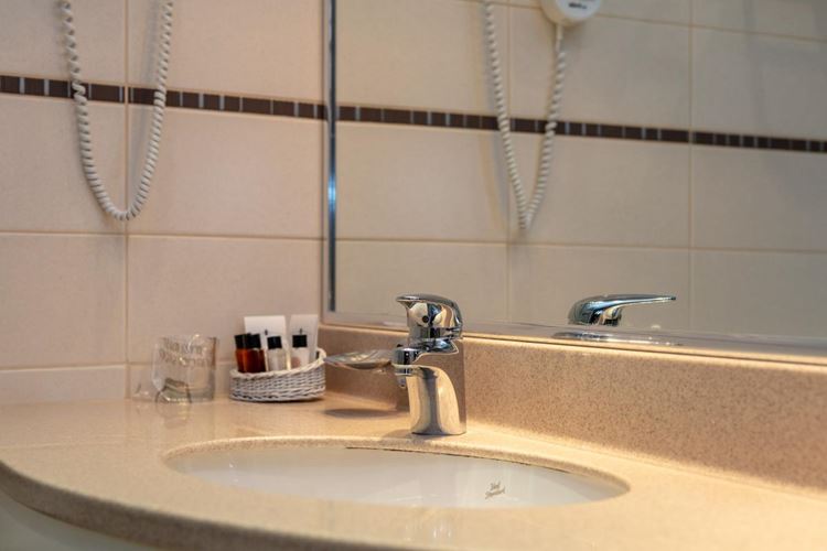 Hotel-Croatia-Bathroom_3