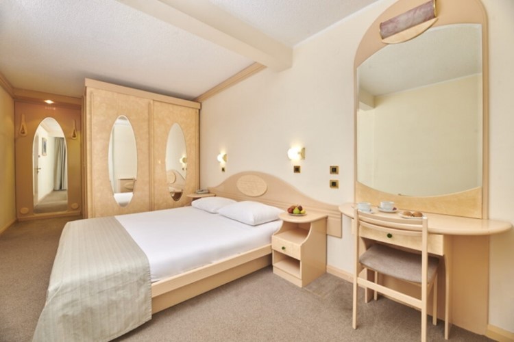 h_2599_hotel_istra_plava_laguna_2021_accommodation_units_classic_room_with_balcony_sea_side_c3bn_3_1024x683_1634734146