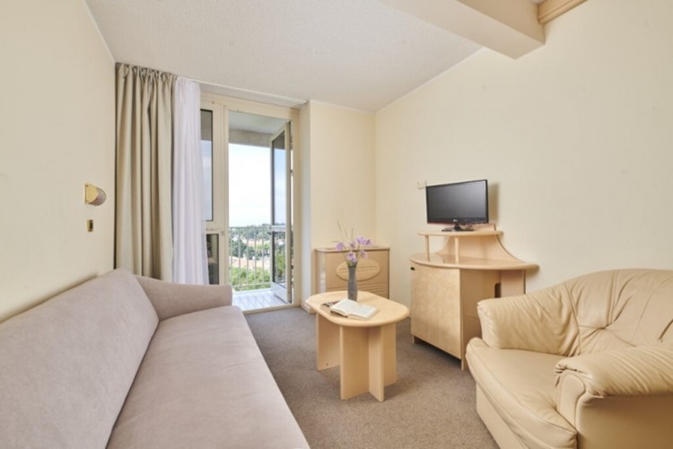 h_2599_hotel_istra_plava_laguna_2021_accommodation_units_classic_room_with_balcony_sea_side_c3bn_4_1024x683_1634734147