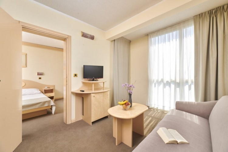 h_2599_hotel_istra_plava_laguna_2021_accommodation_units_suite_with_balcony_sea_side_u3bn_5_1024x683_1634734147