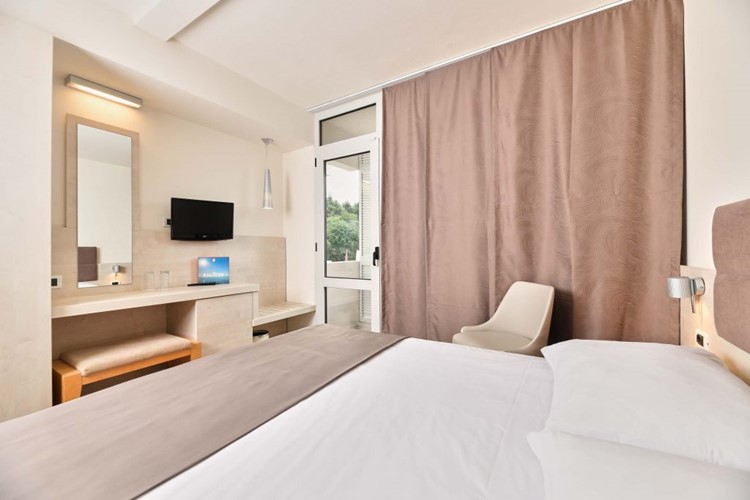 Hotel_Mediteran_Plava_Laguna_2020_Economy_room_E2-3-1-1024x683