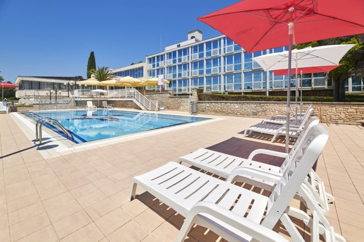Hotel-Zorna-Plava-Laguna-2021-Swimming-pool-2-1024x683