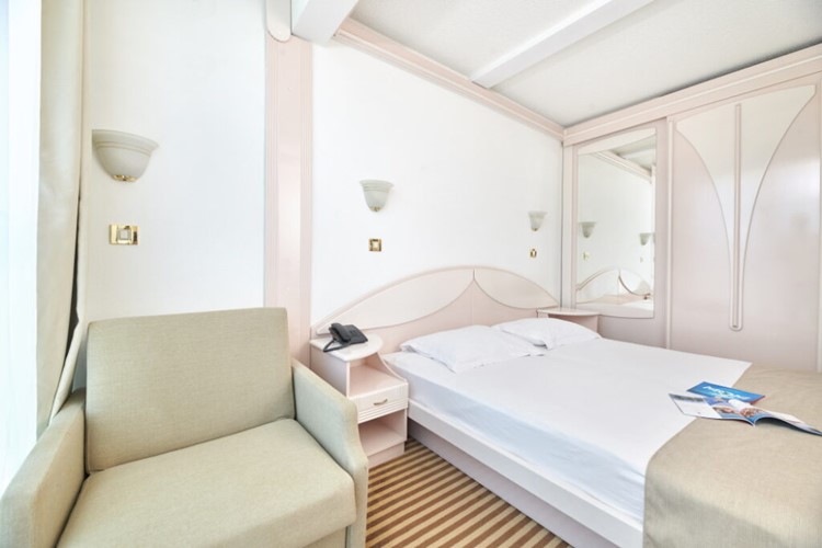 Hotel-Zorna-Plava-Laguna-2021-Accommodation-Units-Classic-Room-Sea-Side_C2N-1-1024x683