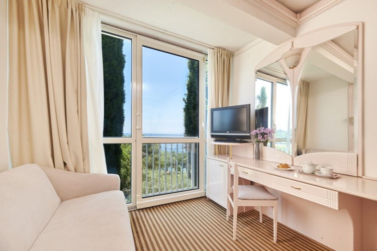 Hotel-Zorna-Plava-Laguna-2021-Accommodation-Units-Classic-Room-Sea-Side-Family_F3N-1-1024x683