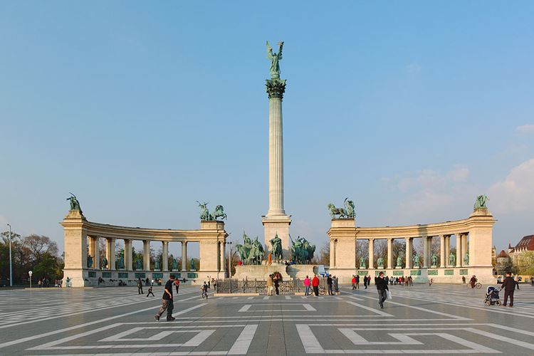 1200px-Heroes_Square_Budapest_2010_01