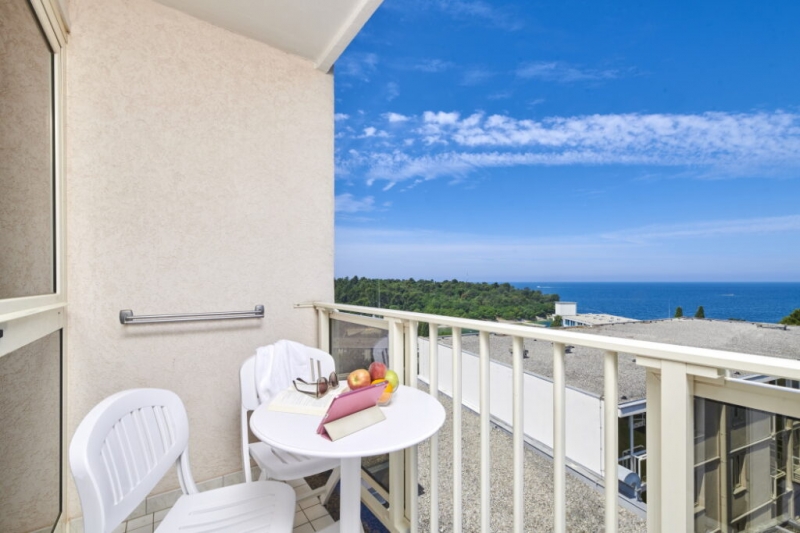 h_2599_hotel_istra_plava_laguna_2021_accommodation_units_suite_with_balcony_sea_side_u3bn_1_1024x683_1634734147