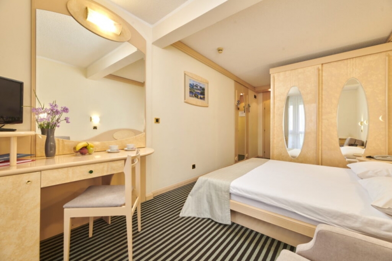 h_2599_hotel_istra_plava_laguna_2021_accommodation_units_classic_room_with_balcony_sea_side_c2bn_1_1_1024x683_1634734146