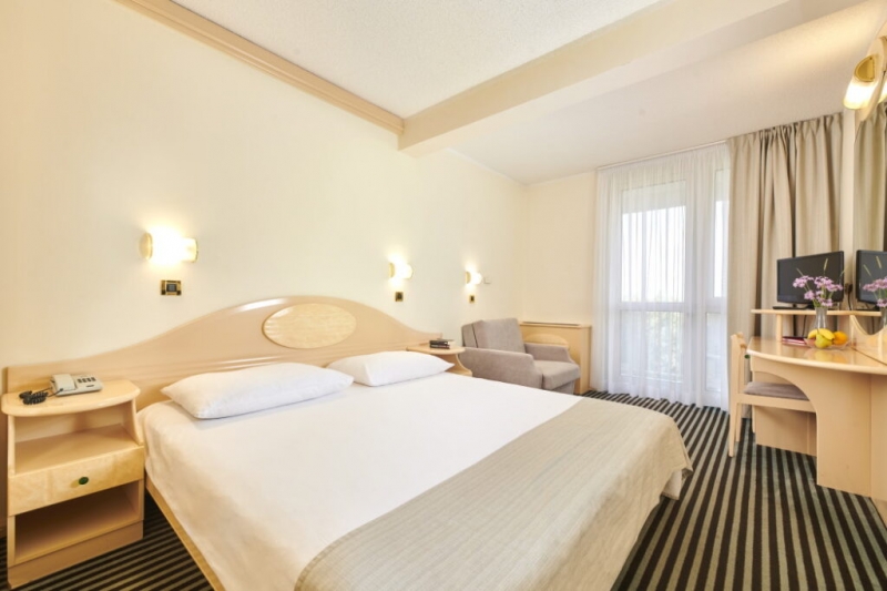 h_2599_hotel_istra_plava_laguna_2021_accommodation_units_classic_room_with_balcony_sea_side_c2bn_4_1024x683_1634734145