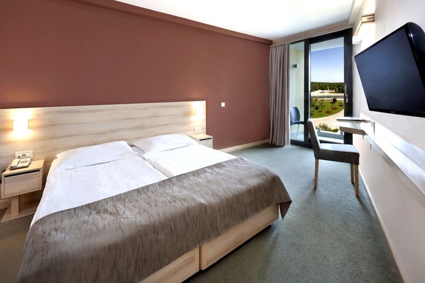 Hotel_Materada_Plava_Laguna_Classic-room-with-balcony-park-side-Family_F4BP-5-1024x682