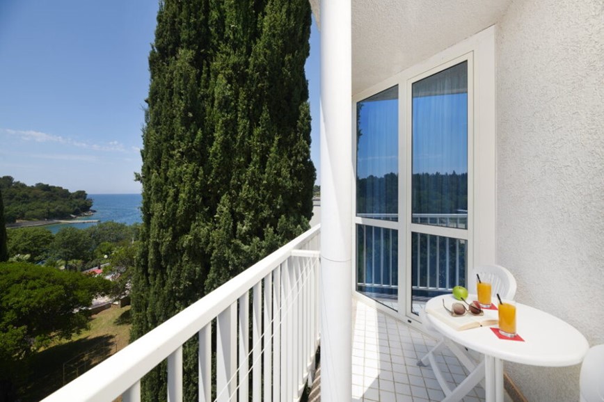 Hotel-Zorna-Plava-Laguna-2021-Accommodation-Units-Classic-Room-with-balcony-Sea-Side-Family_F3BN-4-1024x683